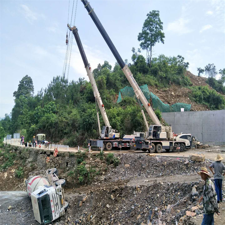 临城县汽车掉沟里叫吊车救援要多少钱